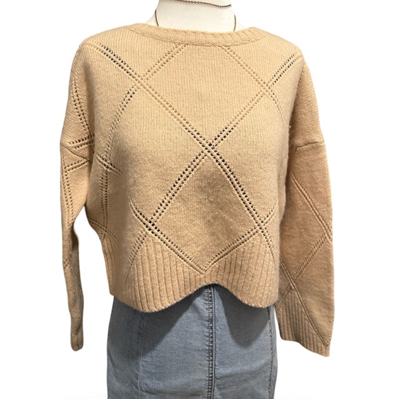 Beautiful cropped sweater made in Italy 💕 - Picture 5 of 8